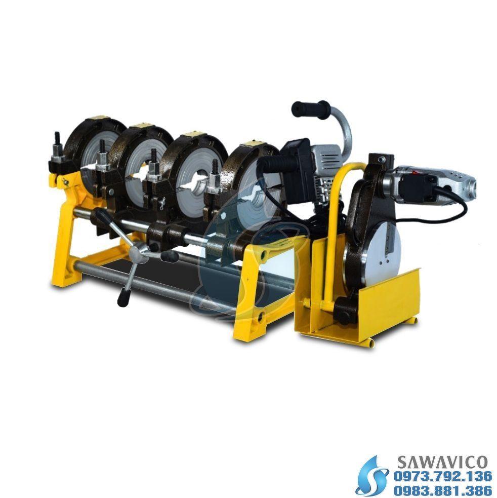 Kỹ thuật viên chuyên nghiệp đang sử dụng máy hàn nhiệt để kết nối các tấm màng chống thấm HDPE, đảm bảo các mối nối kín khít và bền vững, đạt tiêu chuẩn HSE cao cho công trình.